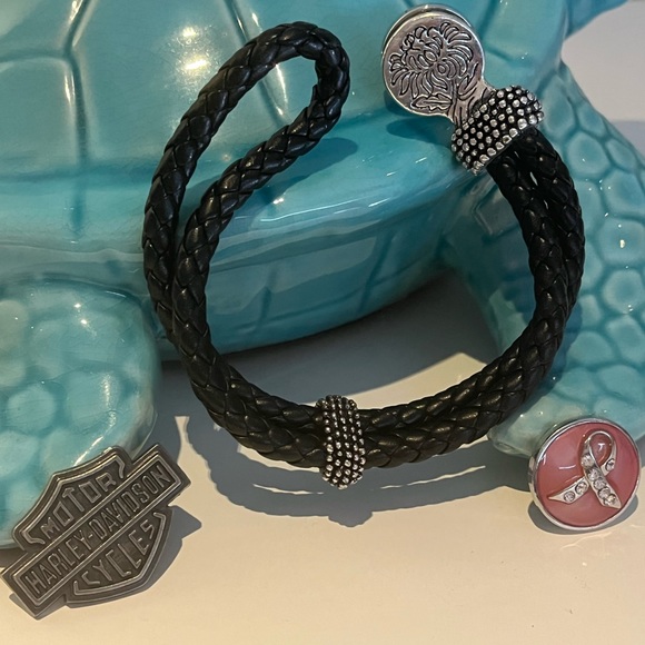 Closing closet. HarleyLeather snap bracelet with 2 snaps - Picture 2 of 7